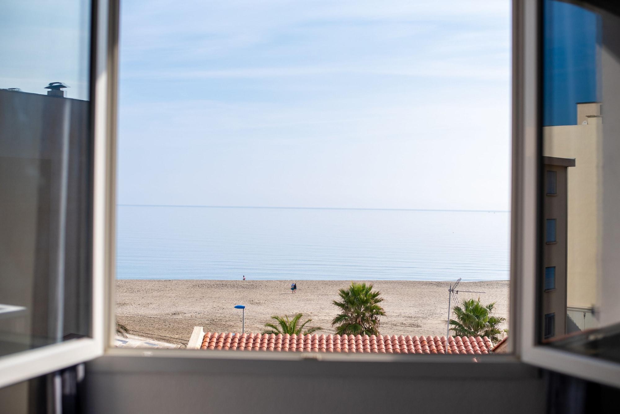 Le Regina Hotel Et Restaurant Canet-Plage Bagian luar foto