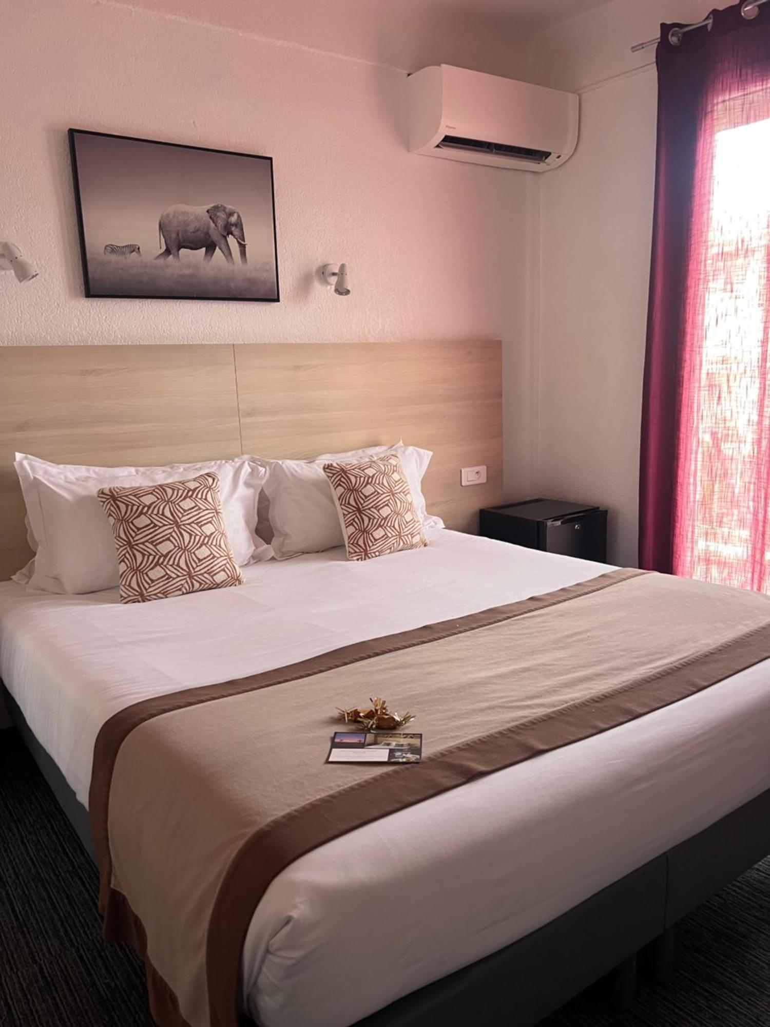 Le Regina Hotel Et Restaurant Canet-Plage Bagian luar foto